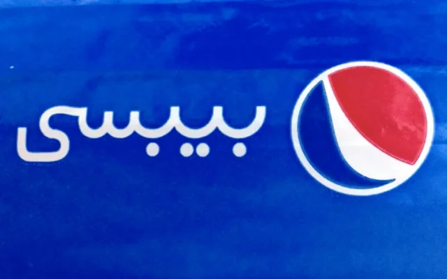 مقارنة بين شعار شركة مكتوب بالخط العربي التقليدي وآخر مصمم باستخدام خط رقمي