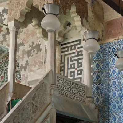 مسجد آق سنقر: زخرفة كوفي مربع على جدار المسجد