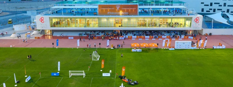 بطولة Corporate Sports في دبي مع الهوية البصرية للفعالية موزعة حول الملعب