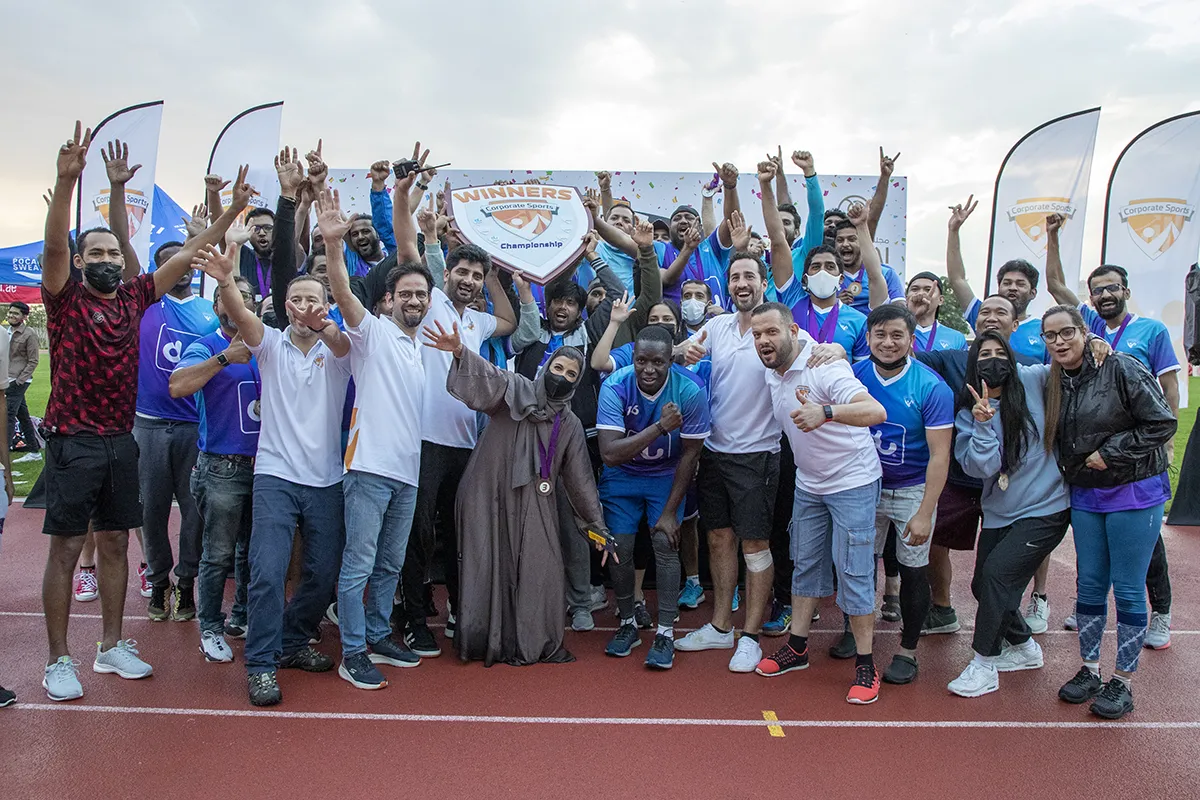 فريق دو الفائز بإحدى بطولات Corporate Sports في دبي مع نهاد تيسير والمشاركين