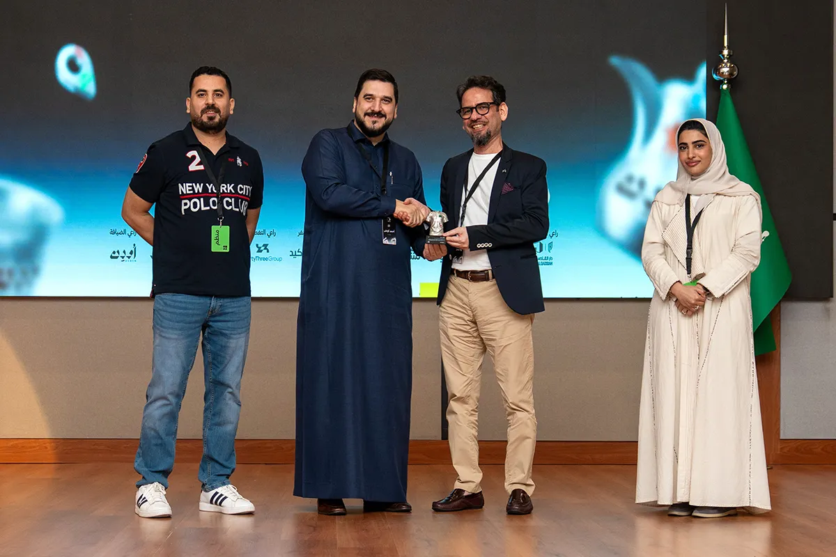 نهاد تيسير يتسلّم درعاً تذكارياً من أحمد كونش، الرئيس التنفيذي لشركة عنصر مشع، في دار القادسية.